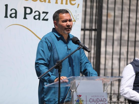 Cruz sobre la marcha a favor de Maru Campos
