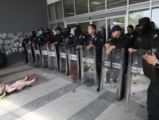 Pueblito Mexicano custodiado por policías antimotines
