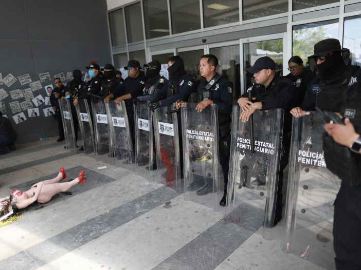 Pueblito Mexicano custodiado por policías antimotines