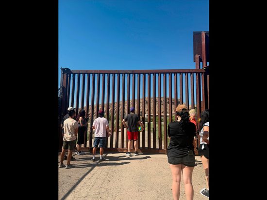 voleibol en el muro fronterizo
