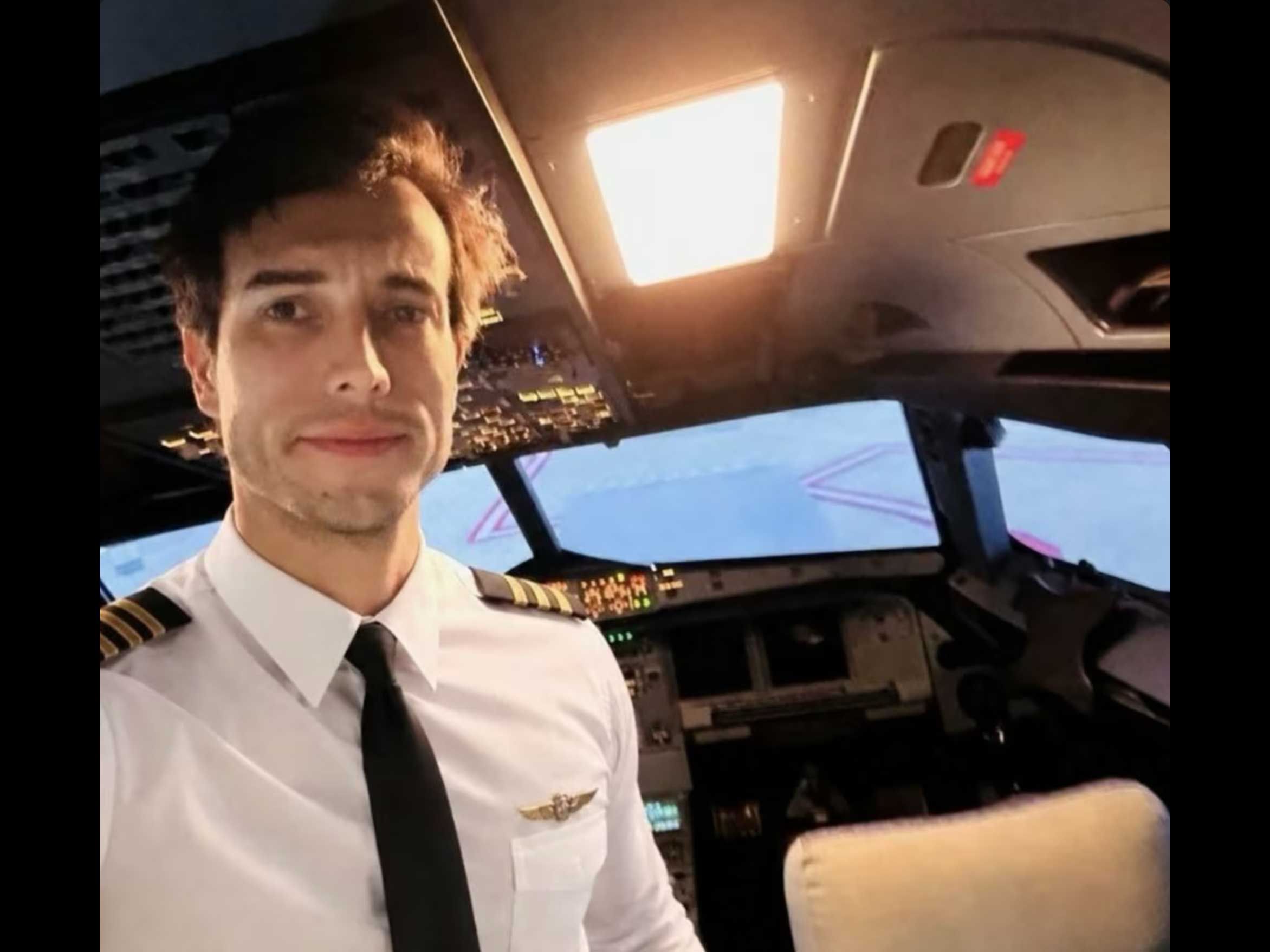 Estás lista para aterrizar", instructor de vuelo se lanza al vacío en pleno vuelo y deja sola a su alumna, en Argentina