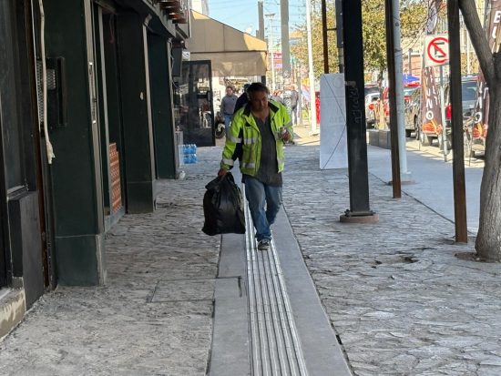 guías podotáctiles en el centro