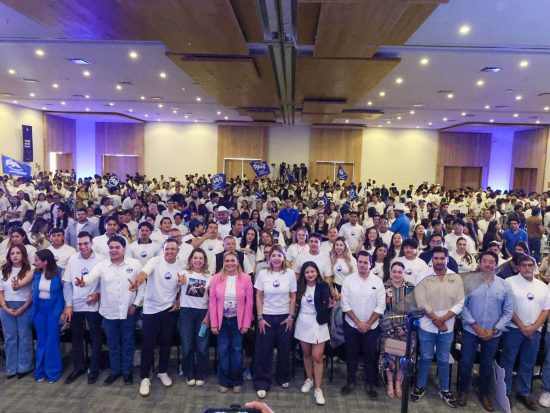 Maru Campos en encuentro con jóvenes