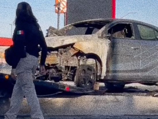 incendio en agencia de autos
