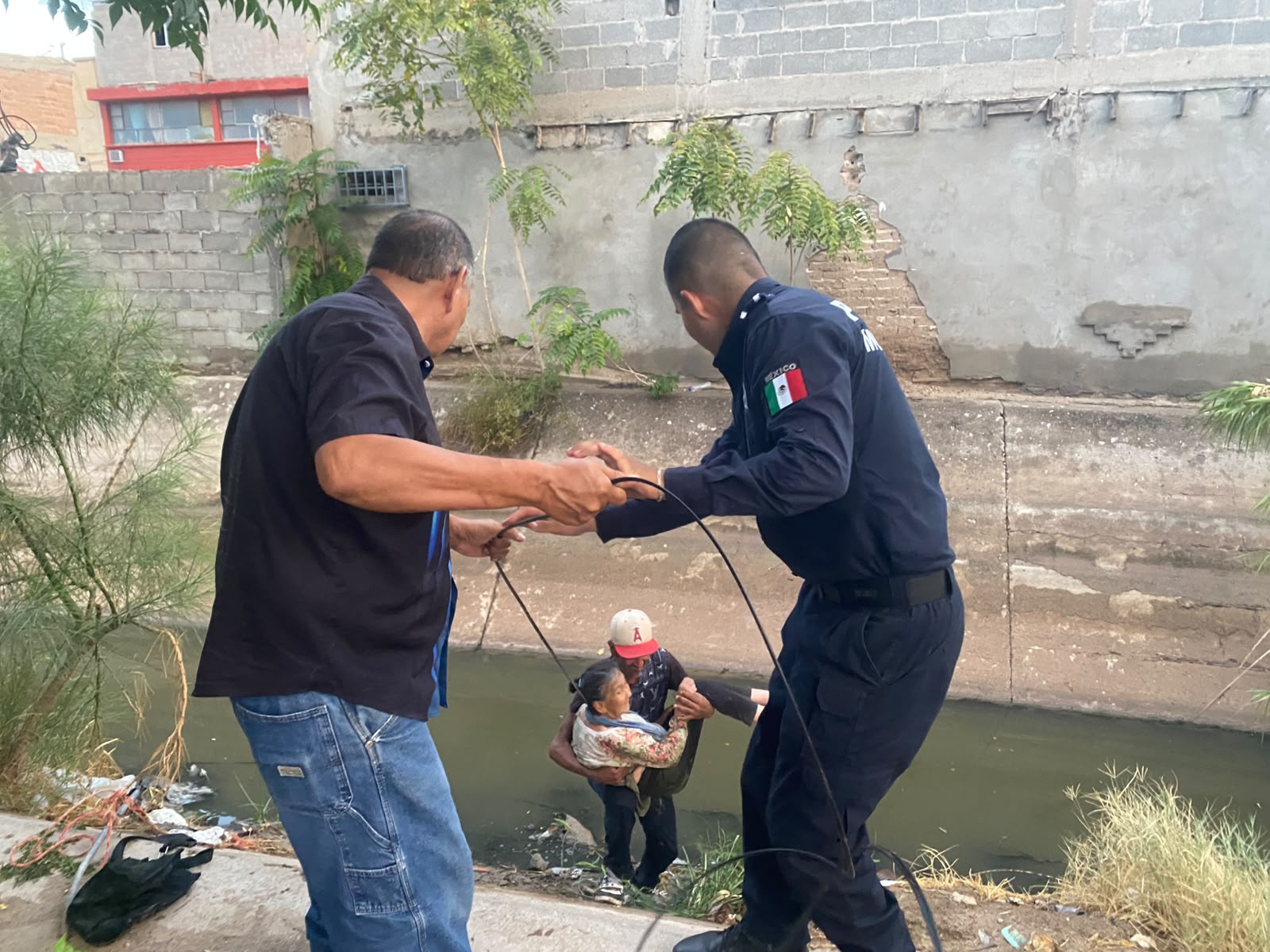Rescatan a mujer de 76 años que cayó a la acequia en la Partido Romero