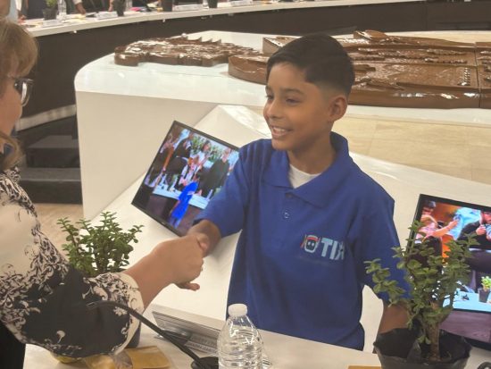 niño robot mérito ambiental