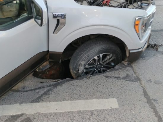 Socavón en el Cuatro Siglos