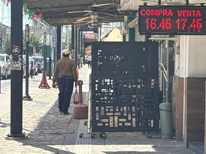 Tras años de invadir la banqueta, retiran terraza del Kentucky