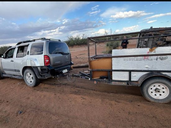 hombres en una camioneta