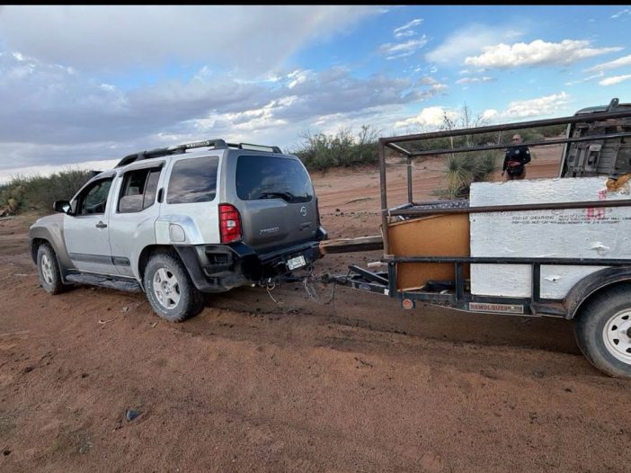 hombres en una camioneta